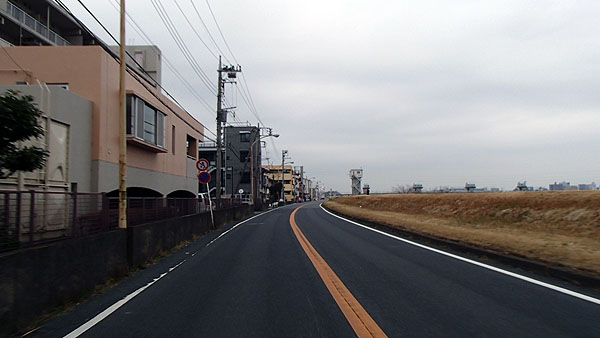 多摩川沿いの道